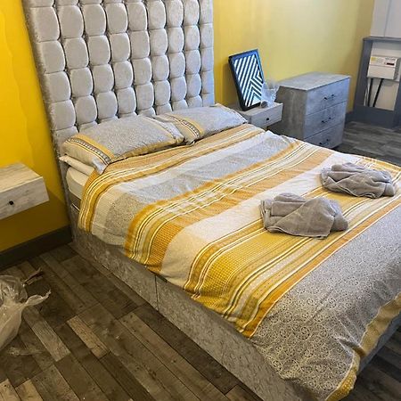 Town Center Large 2 Bedroom Apartment- Sleeps Up To 6 - Dogs Welcome - 2 Minutes From Train Station ブラックプール エクステリア 写真