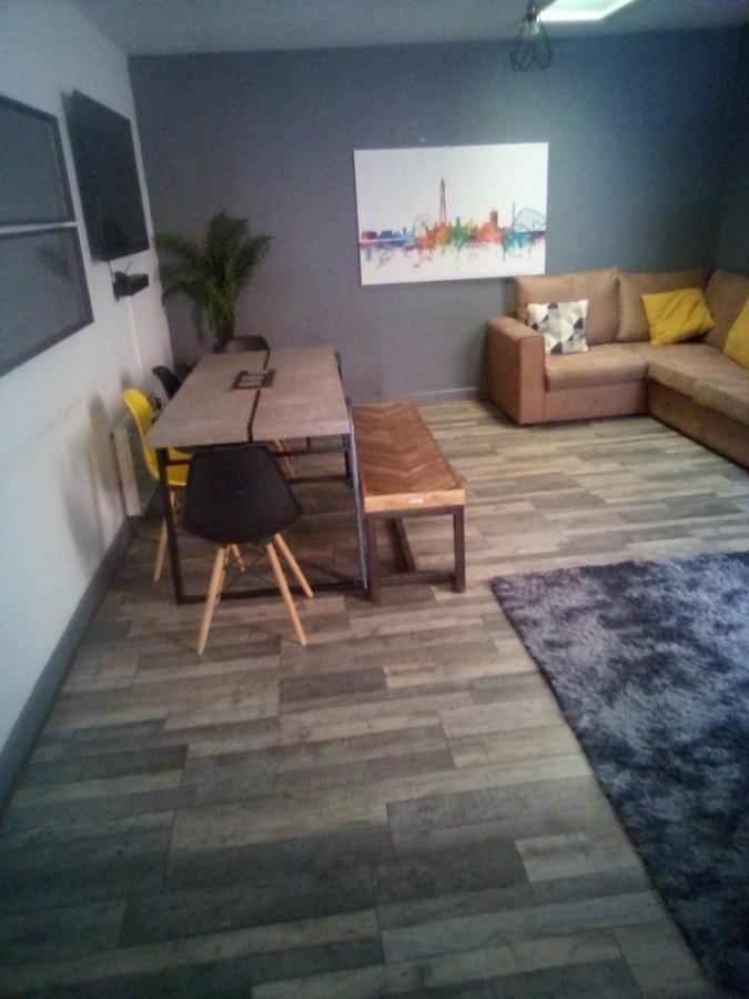 Town Center Large 2 Bedroom Apartment- Sleeps Up To 6 - Dogs Welcome - 2 Minutes From Train Station ブラックプール エクステリア 写真