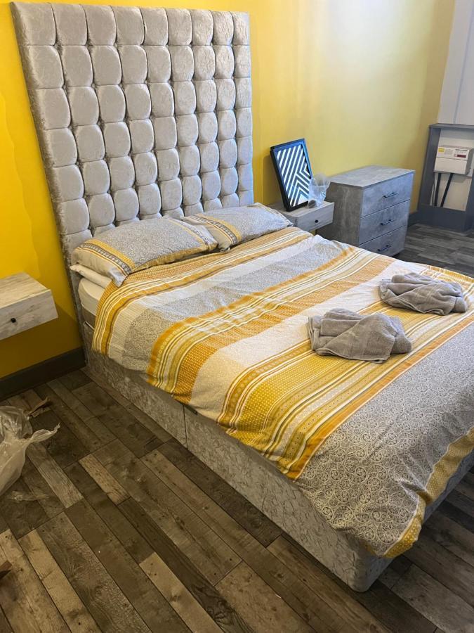 Town Center Large 2 Bedroom Apartment- Sleeps Up To 6 - Dogs Welcome - 2 Minutes From Train Station ブラックプール エクステリア 写真