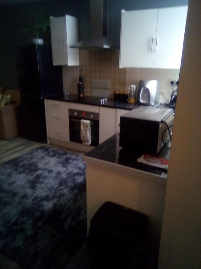 Town Center Large 2 Bedroom Apartment- Sleeps Up To 6 - Dogs Welcome - 2 Minutes From Train Station ブラックプール エクステリア 写真